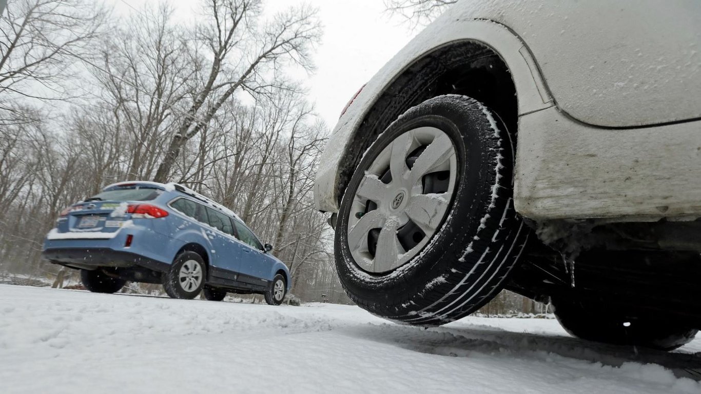 Експерти розповіли, чому може занести авто на дорозі навіть попри зимові шини