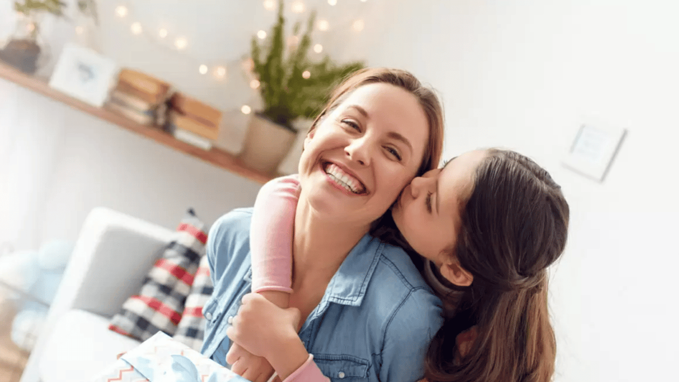 Що подарувати найближчій людині на День матері – ТОП сюрпризів