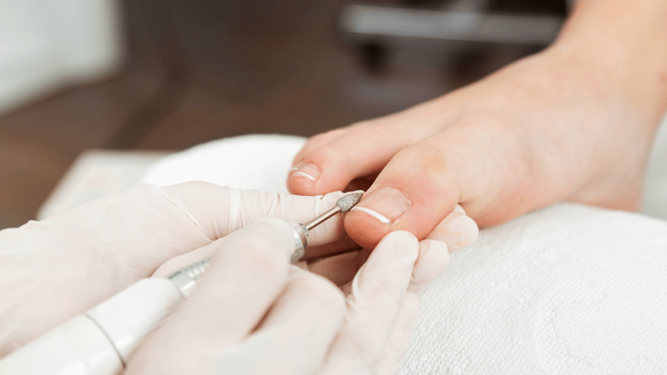 Літній педикюр: 4 кольори, які закохають з першого погляду