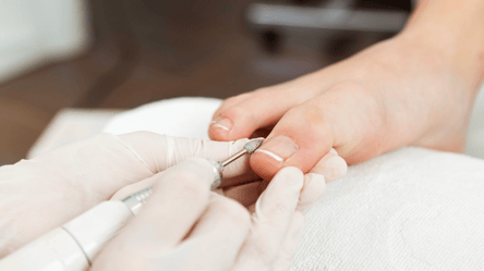 Педикюр, який буде в тренді цього літа: 4 модні кольори - 285x160