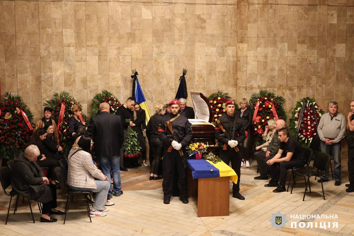 В Харькове простились с полицейским, погибшим в результате атаки по городу - фото 2