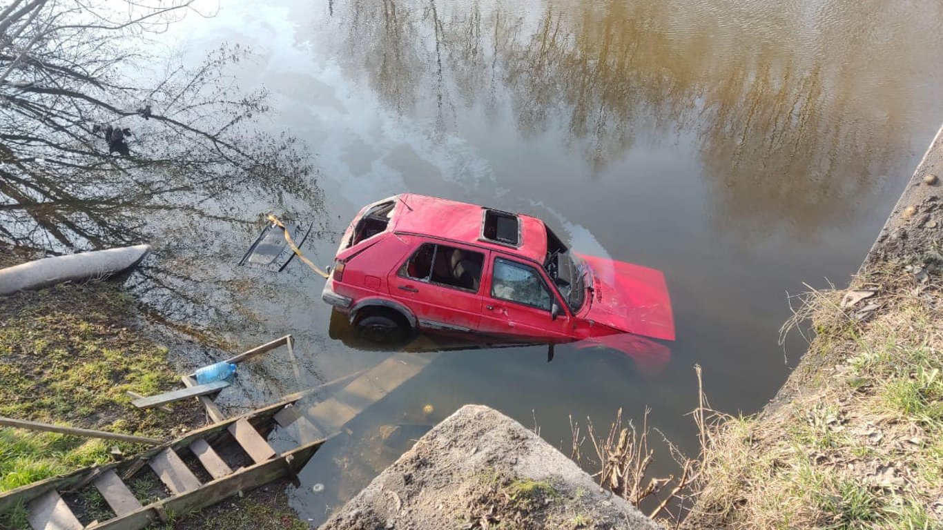 Во Львовской области нетрезвый водитель во время комендантского часа заехал на автомобиле в реку