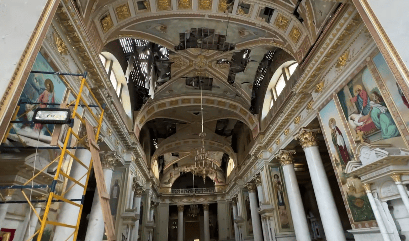 Зруйнована стеля в соборі. Фото: скриншот