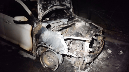 У Києві іноземець клеїв символіку ЗСУ на авто, щоб потім спалювати їх - 285x160