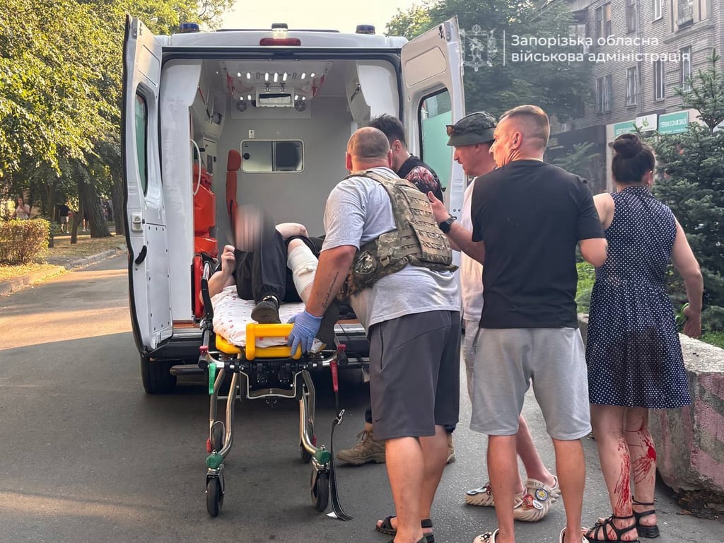 Обстріл Запоріжжя: є загиблі та поранені, серед постраждалих дитина - фото 1