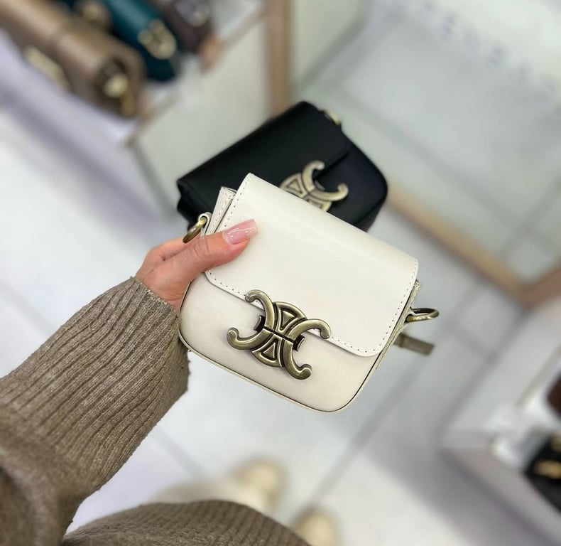 Мини-сумки покидают тренды в 2025 году