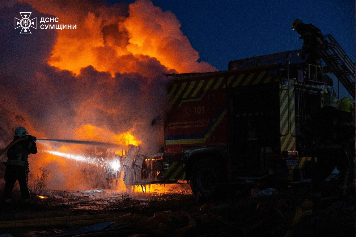У Сумах росіяни прицільно атакували рятувальників і знищили авто - фото 3