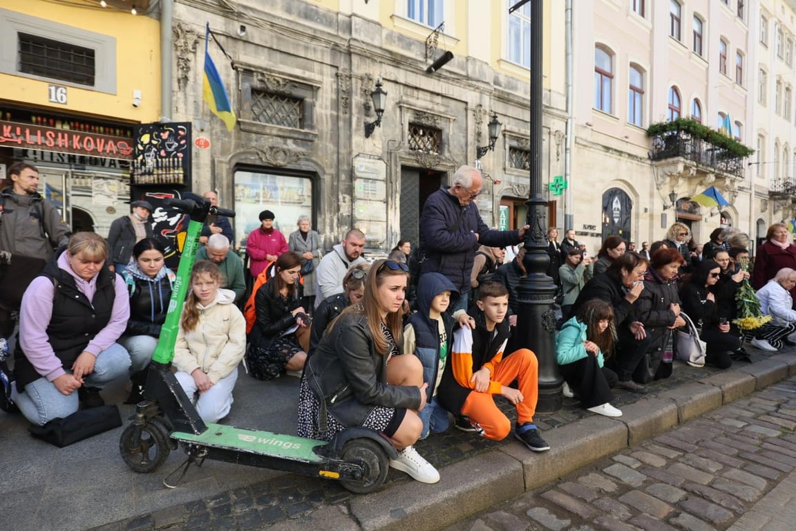 люди на колінах