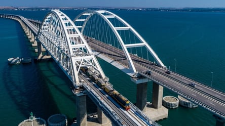 Рух по Кримському мосту перекрили з "технічних причин", а на півострові пролунали вибухи - 285x160