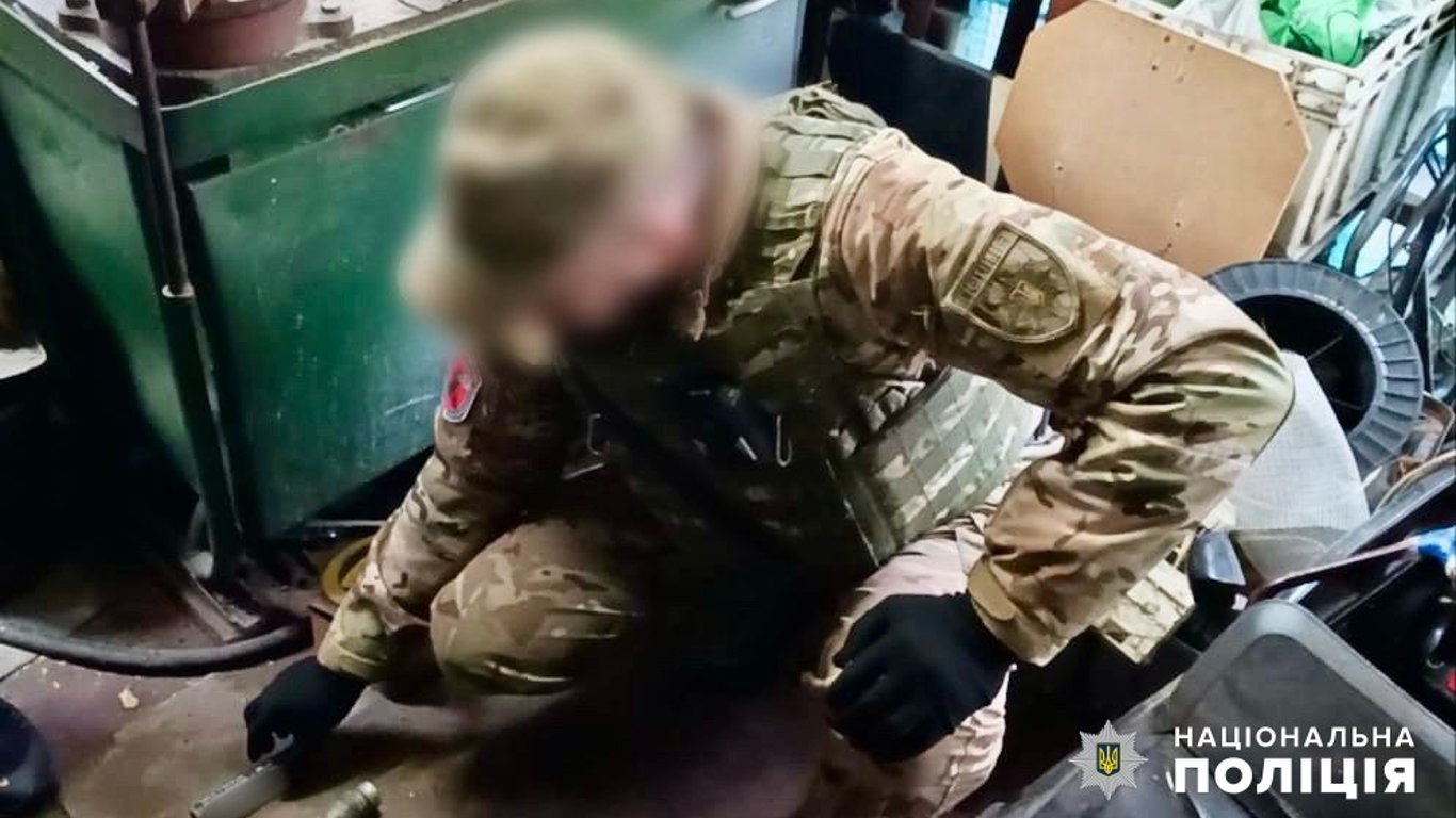 Зберігав у квартирі зброю та наркотики — в Одесі затримали правопорушника