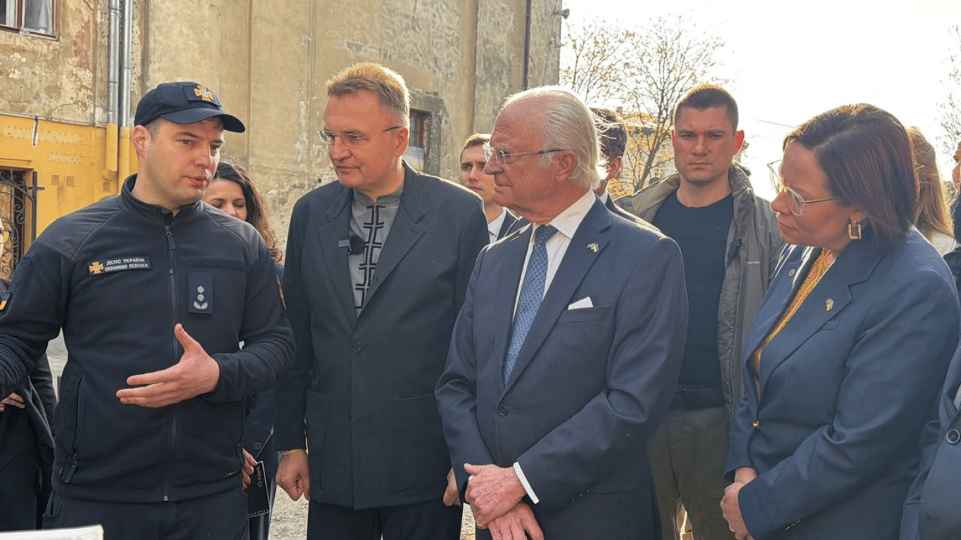 Король Швеції відвідав будинок у Львові, який атакувала Росія