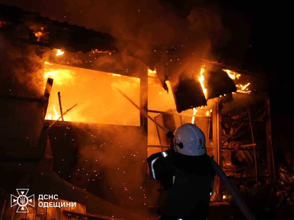 Рятувальники показали масштаби пожежі через атаку на Одесу - фото 2