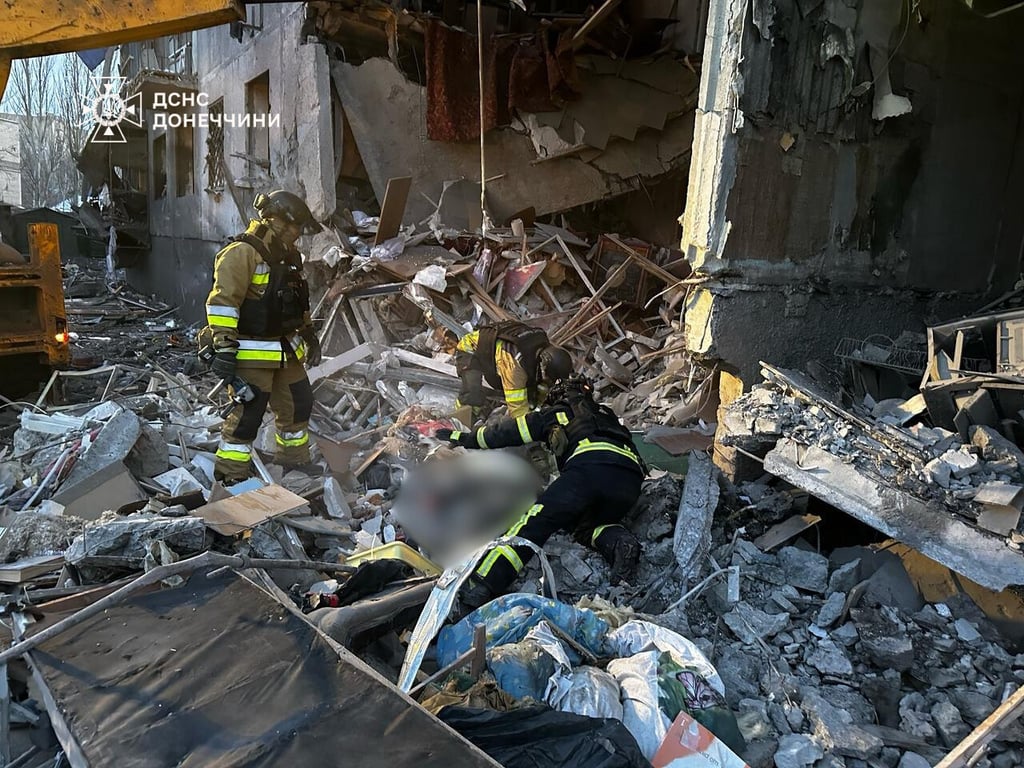 Наслідки російського авіаудару в Костянтинівці – зруйнований під'їзд п'ятиповерхового будинку 