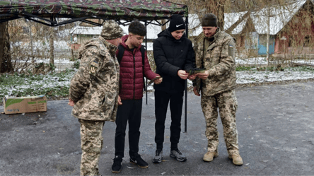 Нардеп розповів, чому 18-річні хлопці не можуть бути військовими - 285x160