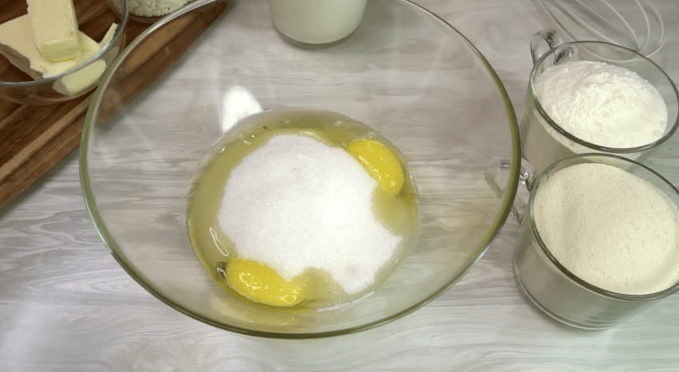 Манний пиріг до чаю - простий рецепт