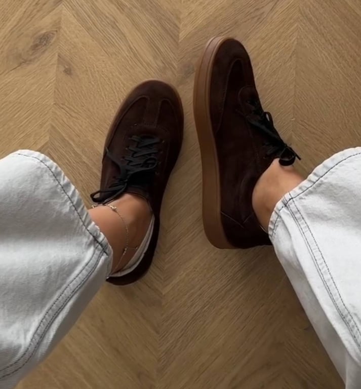 Замшеве взуття завжди має елегантний вигляд