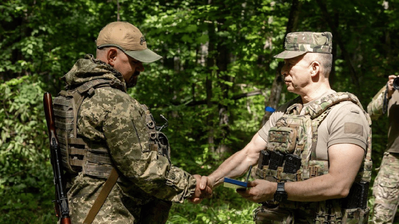 Сирський відвідав Покровський напрямок та нагородив бійців на передовій