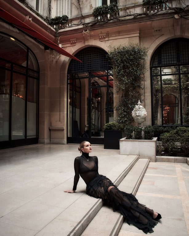 Модель Розі Гантінгтон-Вайтлі. Фото: harpersbazaar.com.au