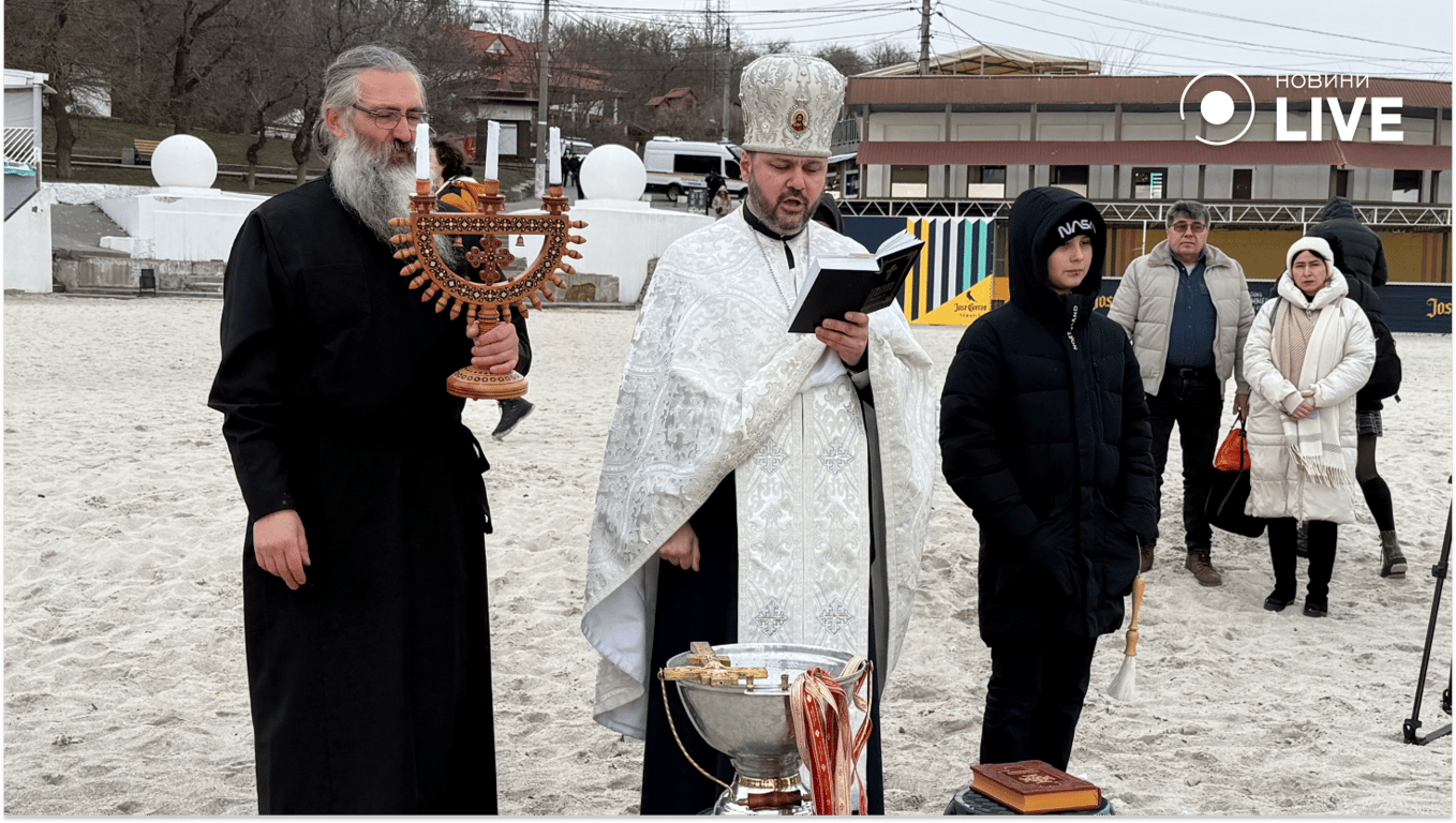 Отец читает молитву. Фото: Новости.LIVE/ Рвачева Анастасия