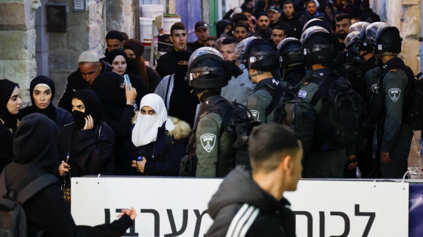 В мечети Аль-Акса снова произошли стычки между палестинцами и полицией Израиля