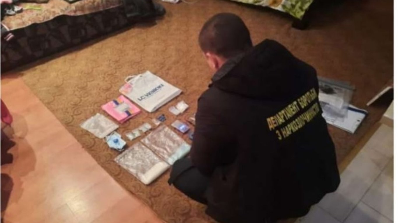 Жительница Одесской области планировала продать почти килограмм психотропных веществ