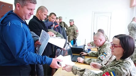 Контракт "кому за 60" — яку допомогу та пільги можна отримати - 285x160