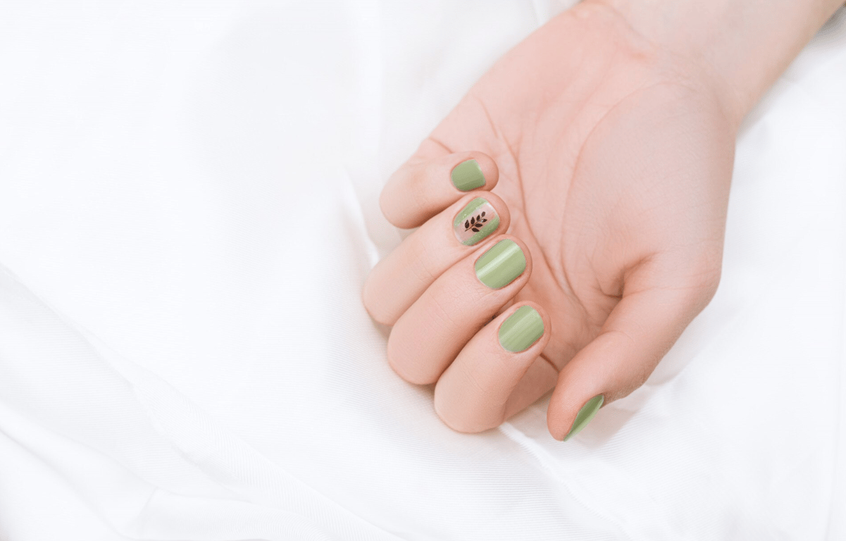 Какой маникюр поможет привлечь деньги и любовь в декабре - фото 1