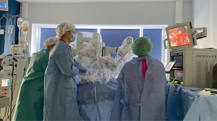 Во Львове впервые удалили опухоль ребенку с помощью робота - 285x160