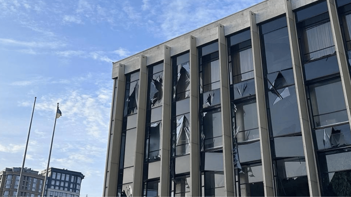 У Києві внаслідок атаки рф пошкоджено палац Україна