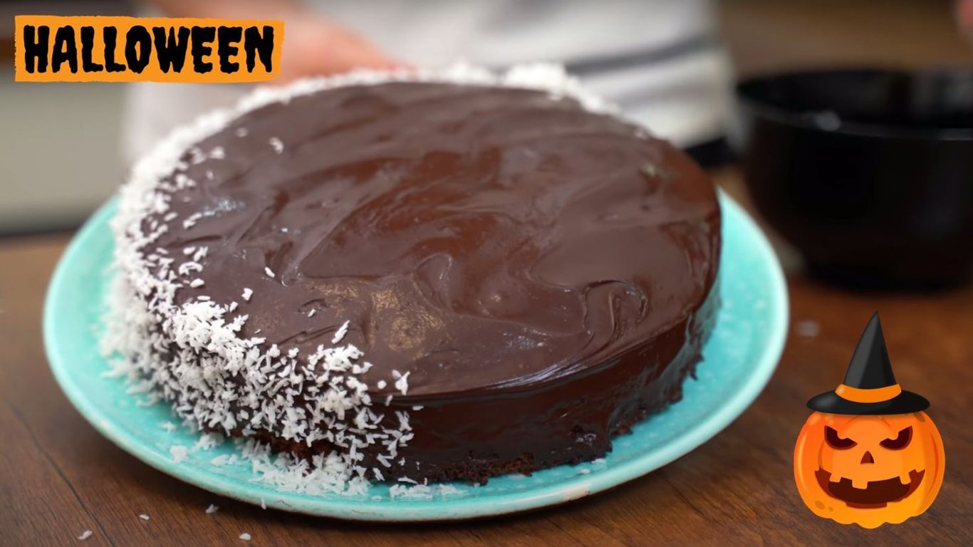 Сумасшедший пирог американской кухни к Хэллоуину — видео рецепт