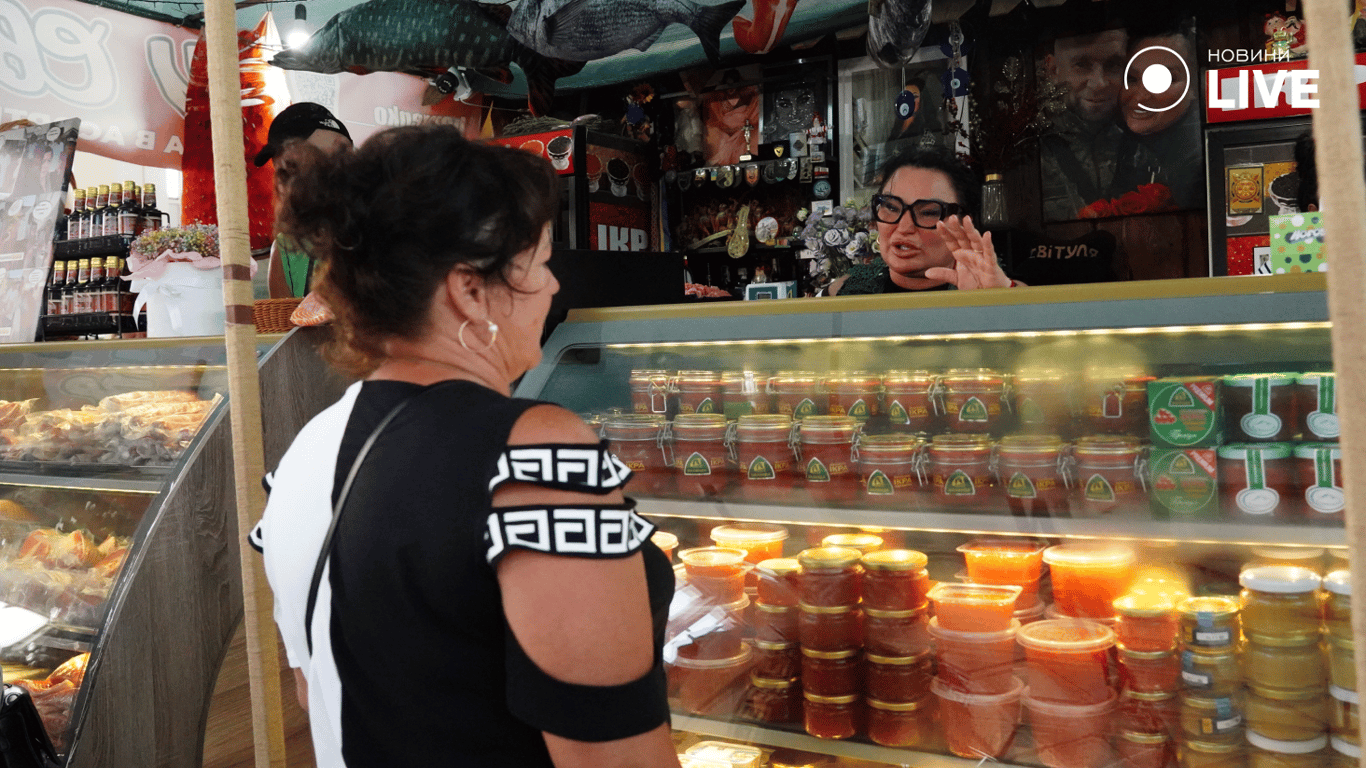 Світуля біля прилавку з ікрою. Фото: Новини.LIVE