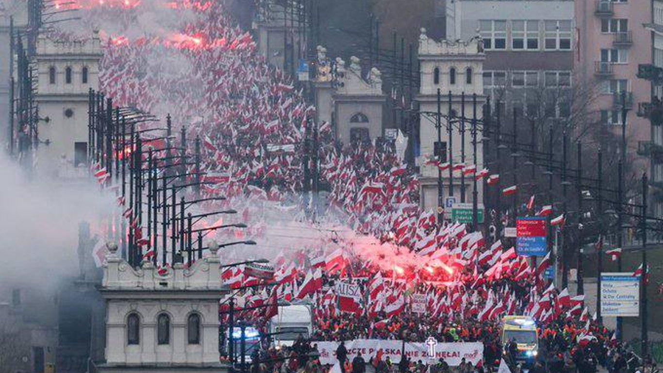 С флагами и огнями — более миллиона жителей Варшавы вышли праздновать День независимости Польши