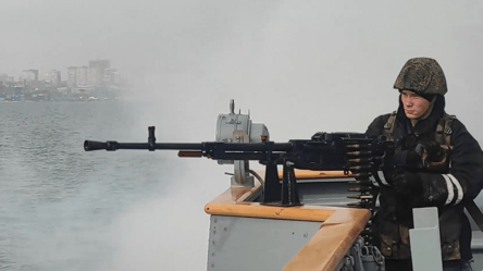 Российские оккупанты учатся противостоять украинским морским дронам старым вооружением - 285x160