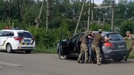 Прокатил на капоте группу военных — в Одессе сотрудники ТЦК пытались остановить местного - 285x160