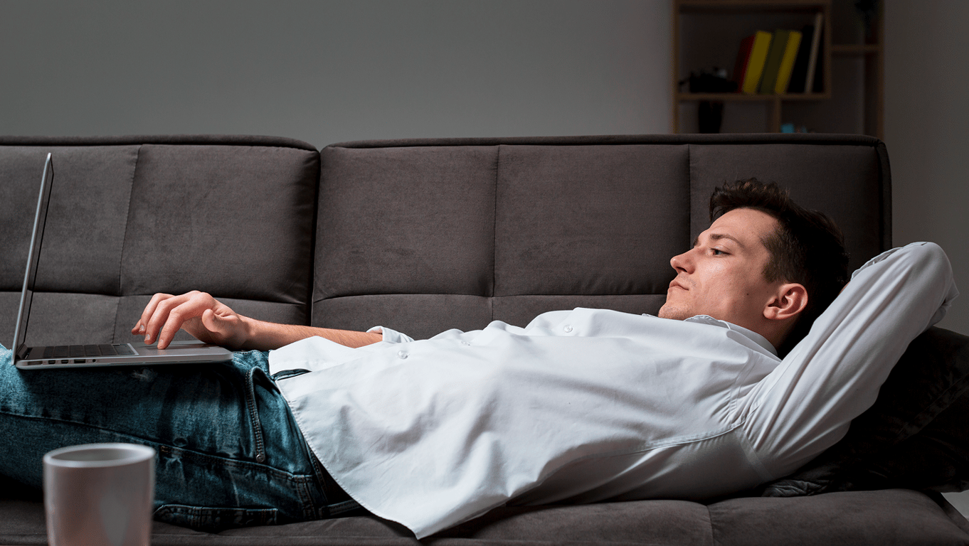 Лінивий чоловік лежить на дивані