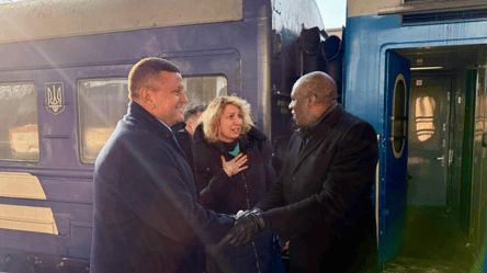 До України прибув заступник прем'єра Британії — зустрів Залужний - 290x166