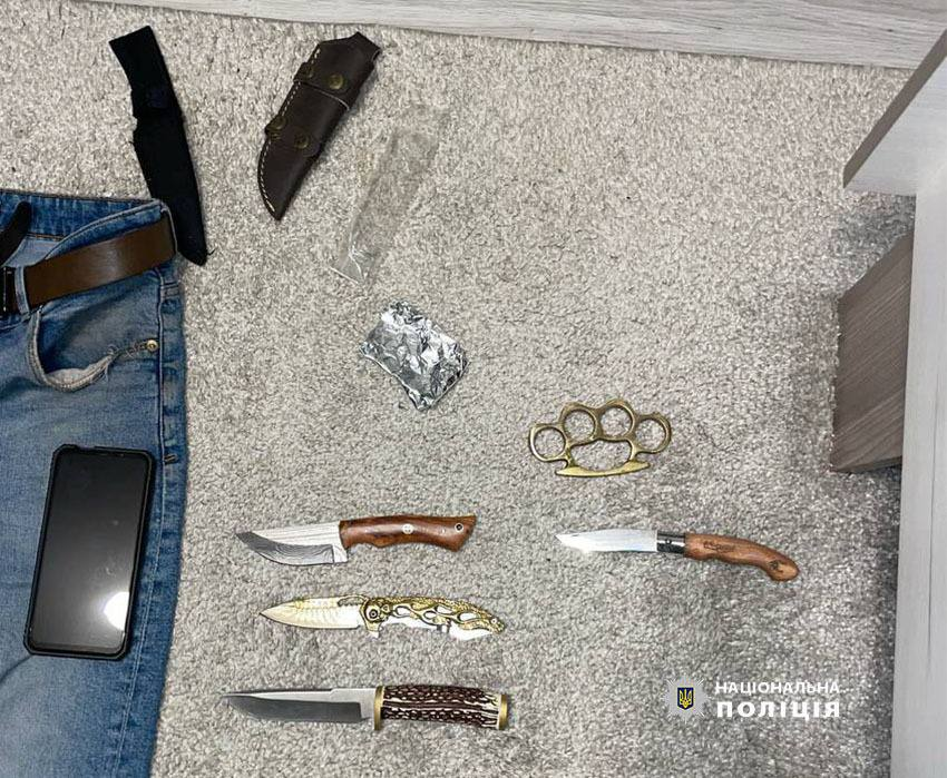 У Києві затримали неповнолітнього, який з ножем напав на дівчину і тяжко поранив