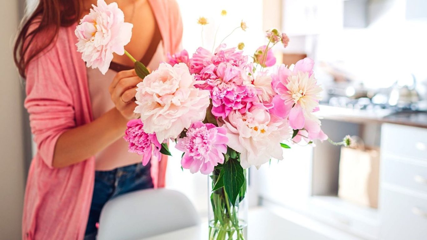 Как сделать так, чтобы цветы долго стояли в вазе и не вяли — быстрые лайфхаки