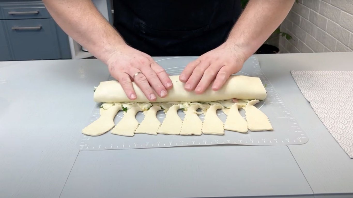 простой рецепт слоек с картофелем и колбасой