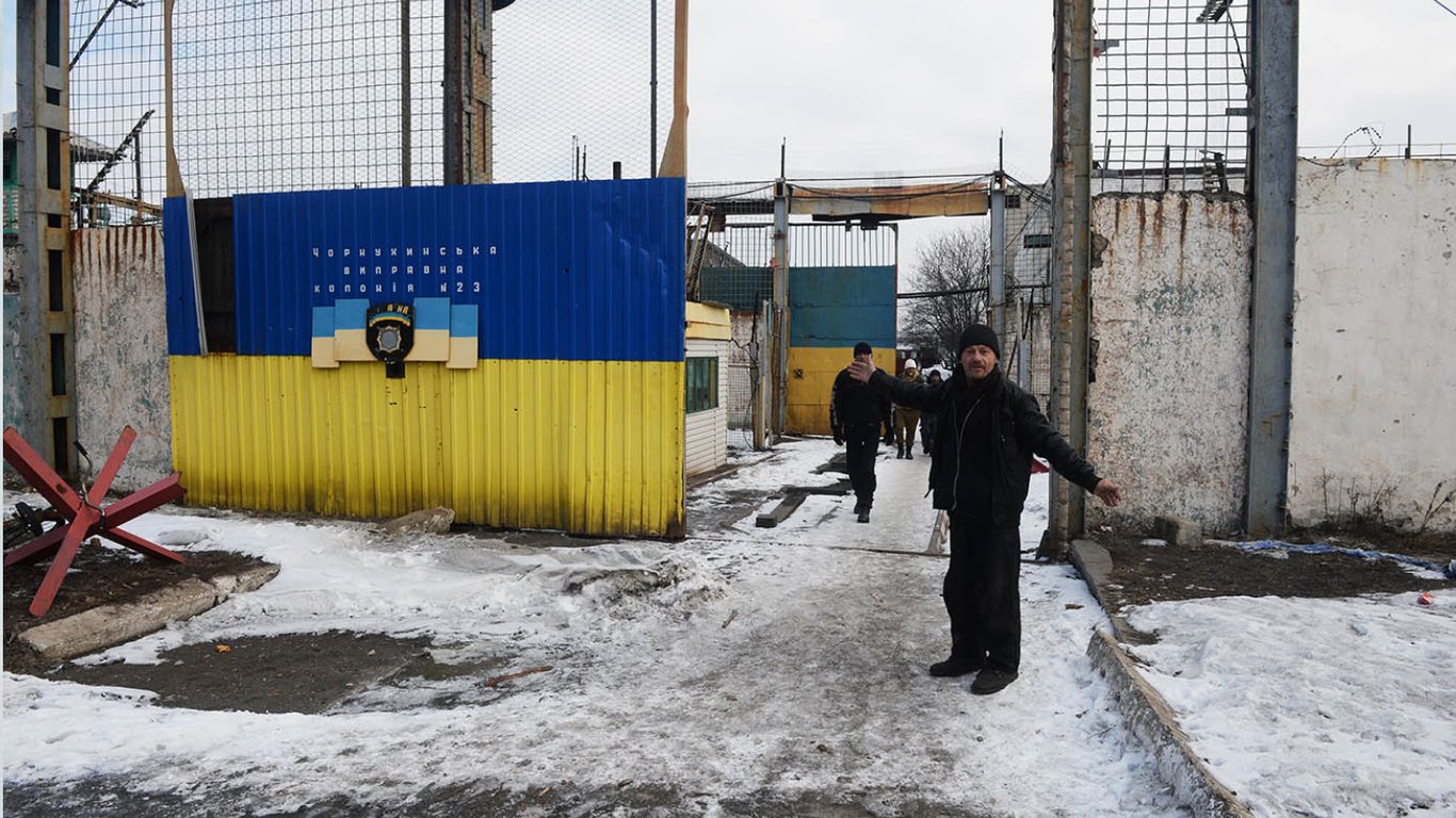 В Луганской области оккупанты начали вербовать в свою армию осужденных