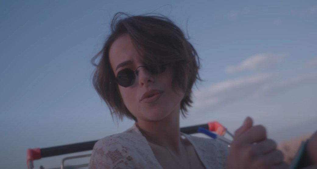 В ультракоротких шортах и кружевах — скандальная художница Соня Морозюк удивила первым клипом - фото 1