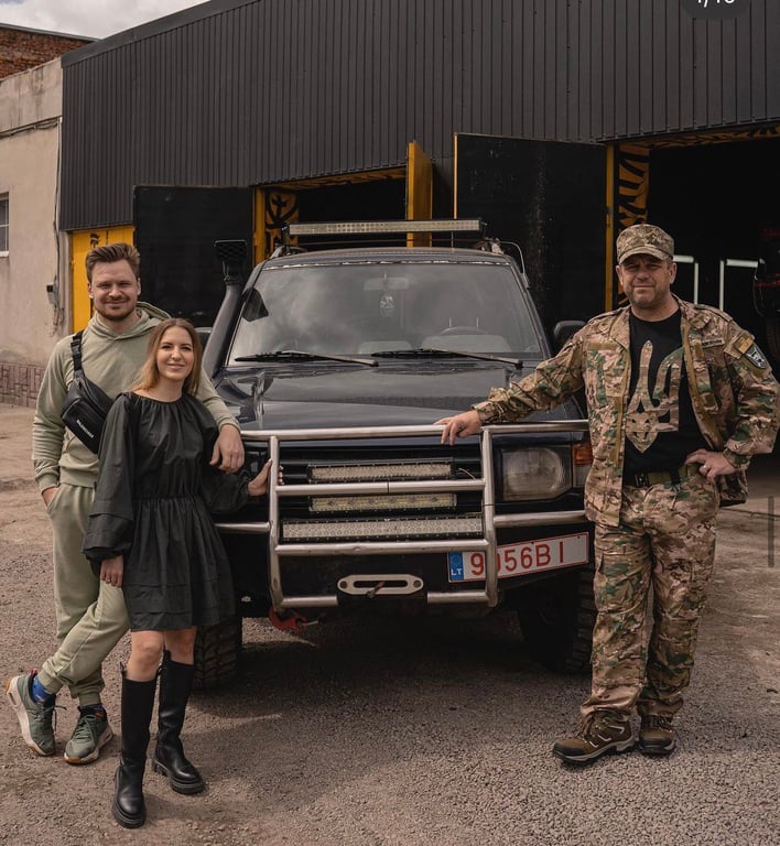 Наталья и Александр Куровски вместе с воинами. Фото: Instagram БФ Куровских