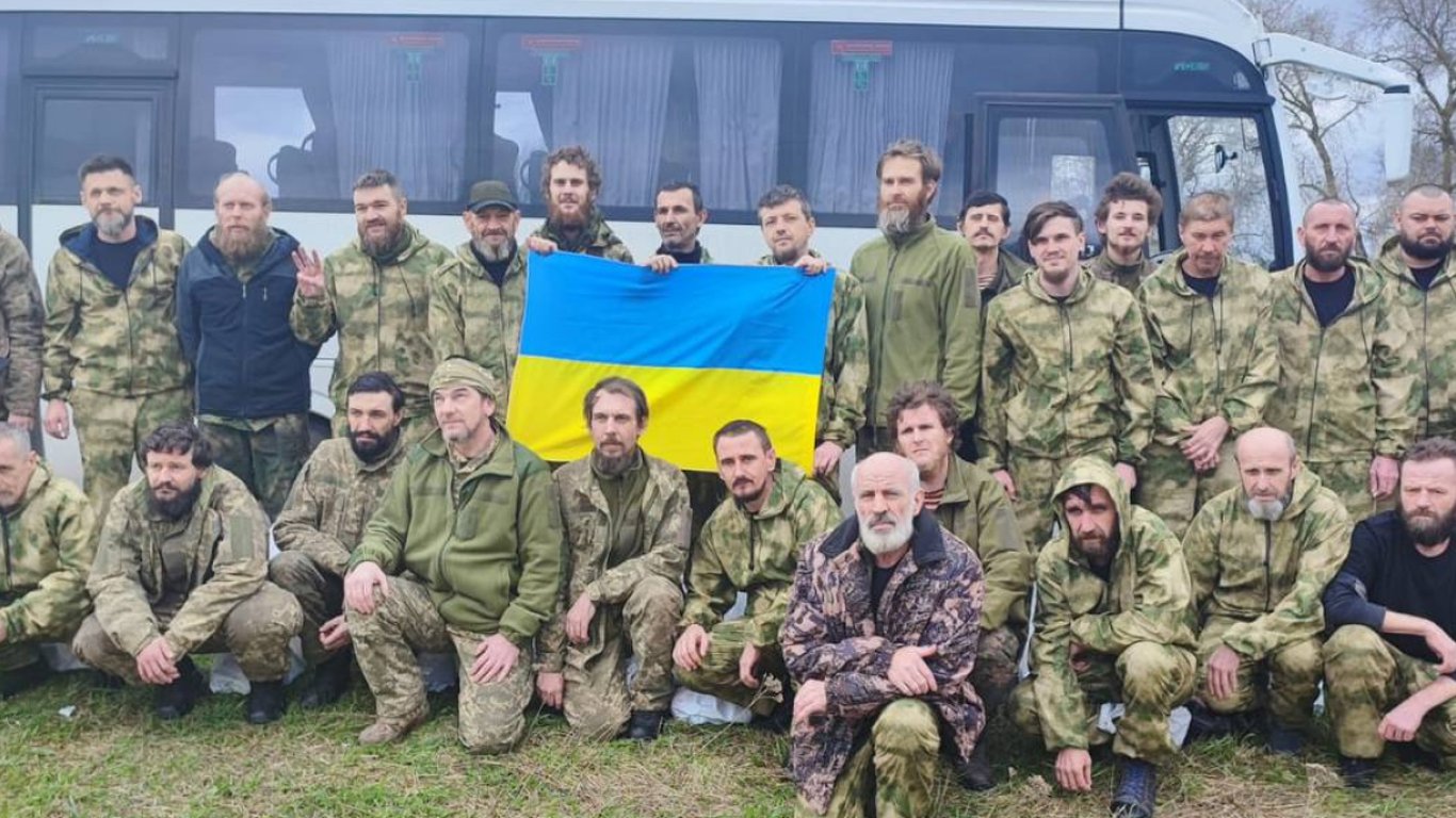 Пасхальный обмен пленными: домой вернулись более 100 украинцев