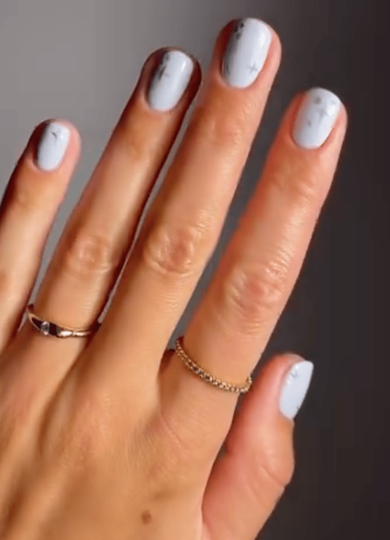 Стильний манікюр в один тон