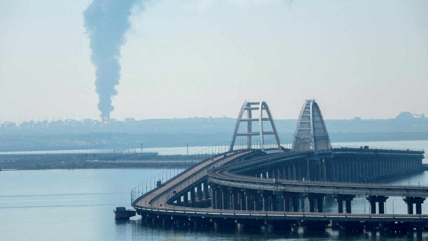 У Росії неподалік Кримського моста загорілася нафтобаза: що відомо