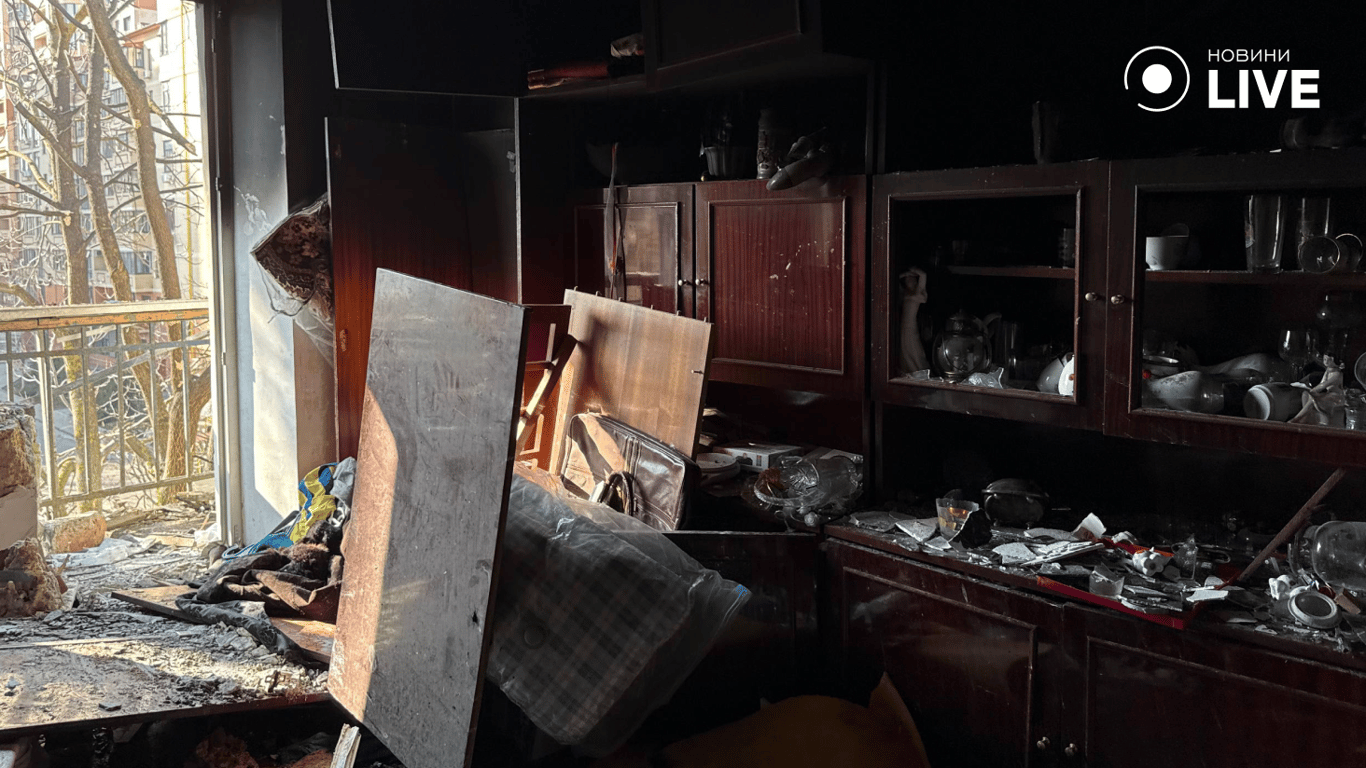 Зруйнований сервант в квартирі одеситів