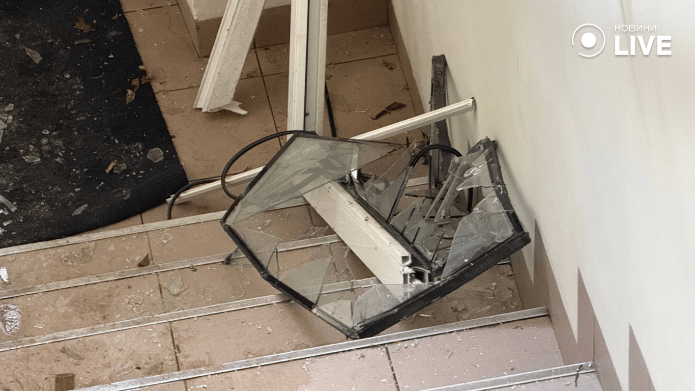 Уламки скла після атаки безпілотників в Одесі