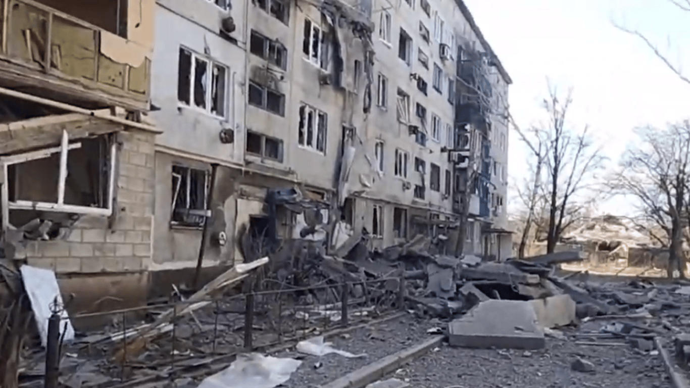 Россия ударила по многоэтажке в Красногоровке авиабомбой