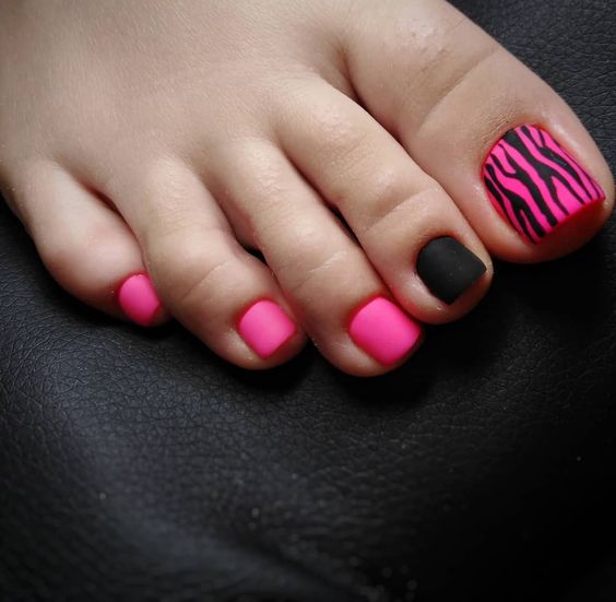 Матовый педикюр с узором на ногте.