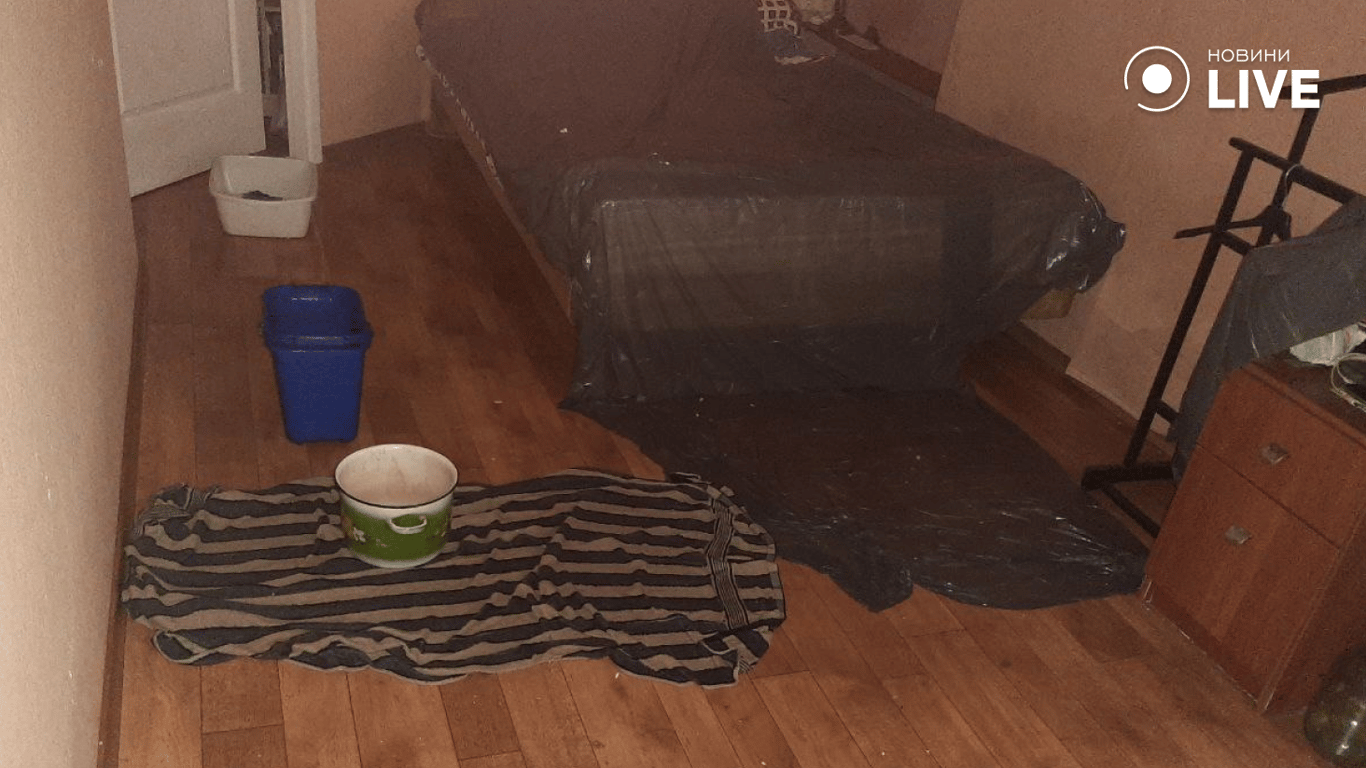 Замість даху басейн — одесити, чиї будинки зруйнував російський дрон потерпають від негоди - фото 3